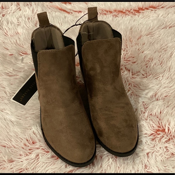 Charles Albert Shoes - Beautiful pair of women suede boots. Size 9M